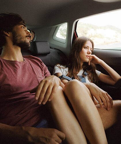 Pareja de jóvenes en asiento trasero del nuevo SEAT Ibiza 