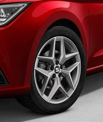 Rines del 17 equipados en el nuevo SEAT Ibiza color rojo deseo 