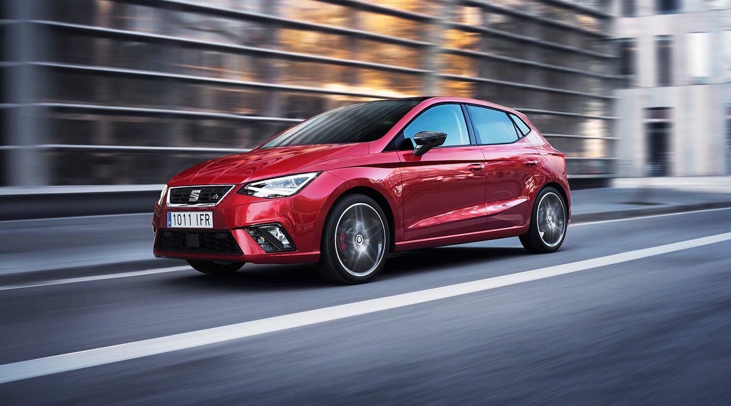 El nuevo SEAT Ibiza en color rojo deseo manejado con velocidad