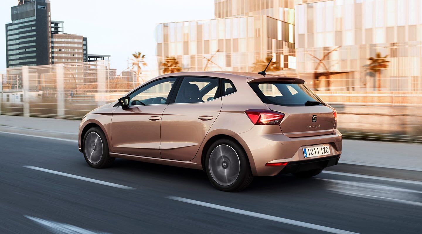 SEAT Ibiza color magenta místico manejado por la carretera 